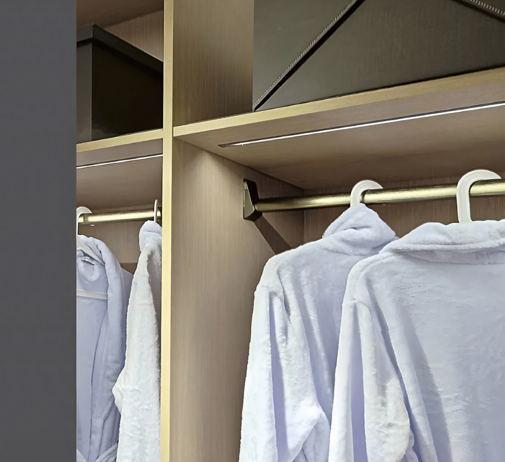 Heart-shaped cloth rail